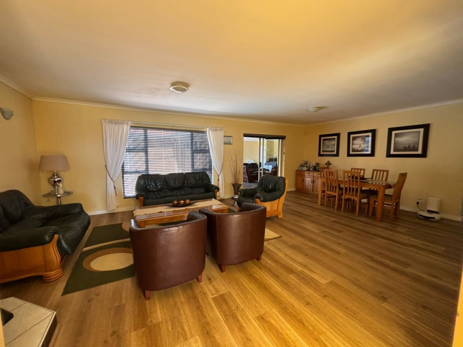 To Let 5 Bedroom Property for Rent in Rouxville Western Cape